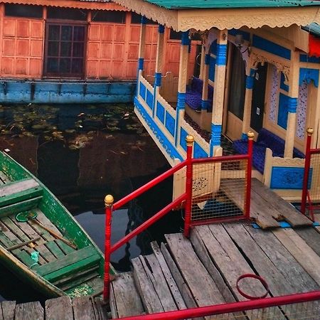 Отель Lala Rukh Group Of Houseboats Сринагар Экстерьер фото