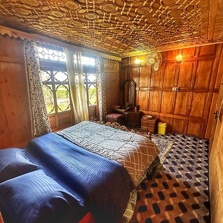 Отель Lala Rukh Group Of Houseboats Сринагар Экстерьер фото