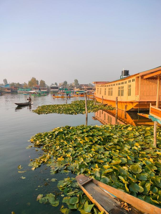Отель Lala Rukh Group Of Houseboats Сринагар Экстерьер фото