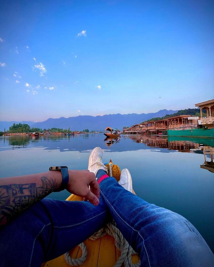 Отель Lala Rukh Group Of Houseboats Сринагар Экстерьер фото