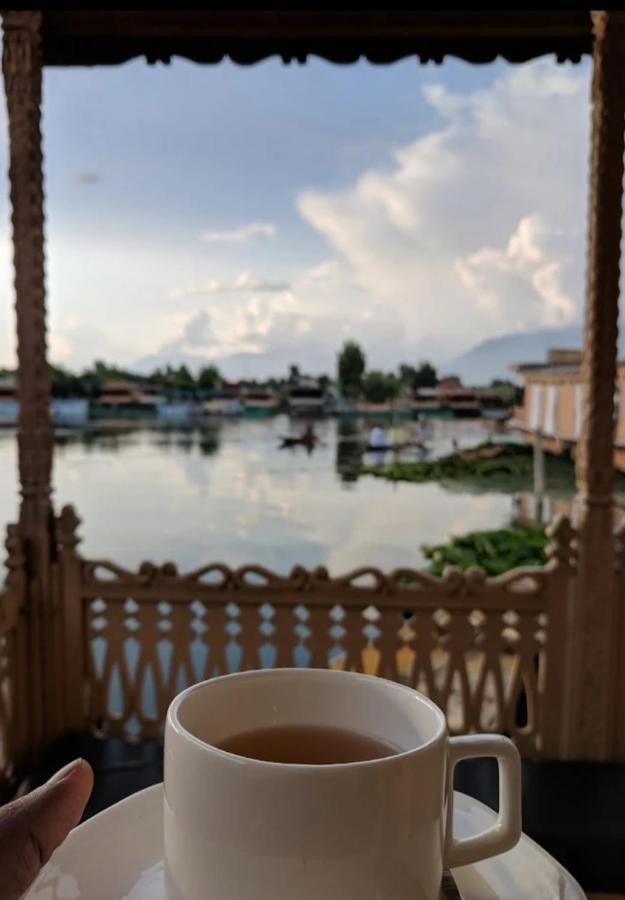 Отель Lala Rukh Group Of Houseboats Сринагар Экстерьер фото