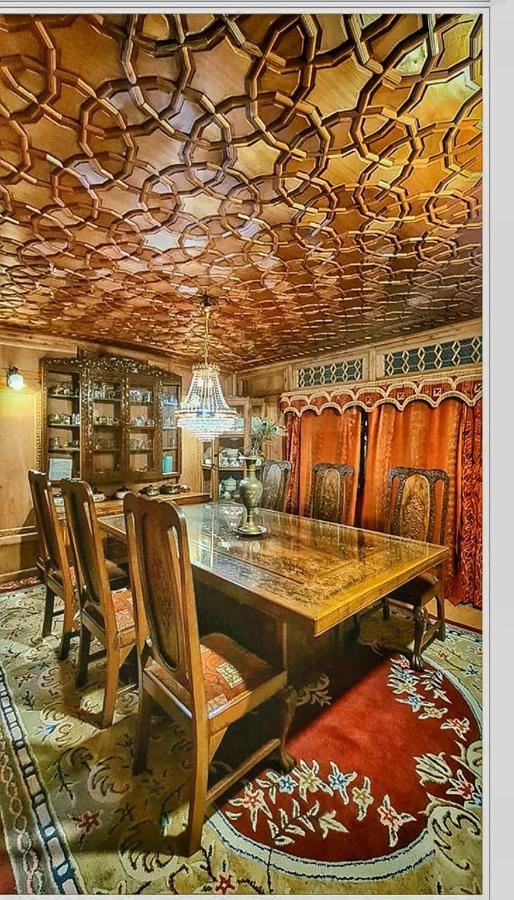 Отель Lala Rukh Group Of Houseboats Сринагар Экстерьер фото