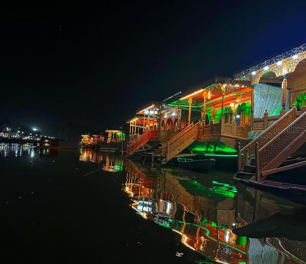 Отель Lala Rukh Group Of Houseboats Сринагар Экстерьер фото