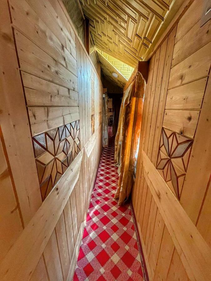 Отель Lala Rukh Group Of Houseboats Сринагар Экстерьер фото