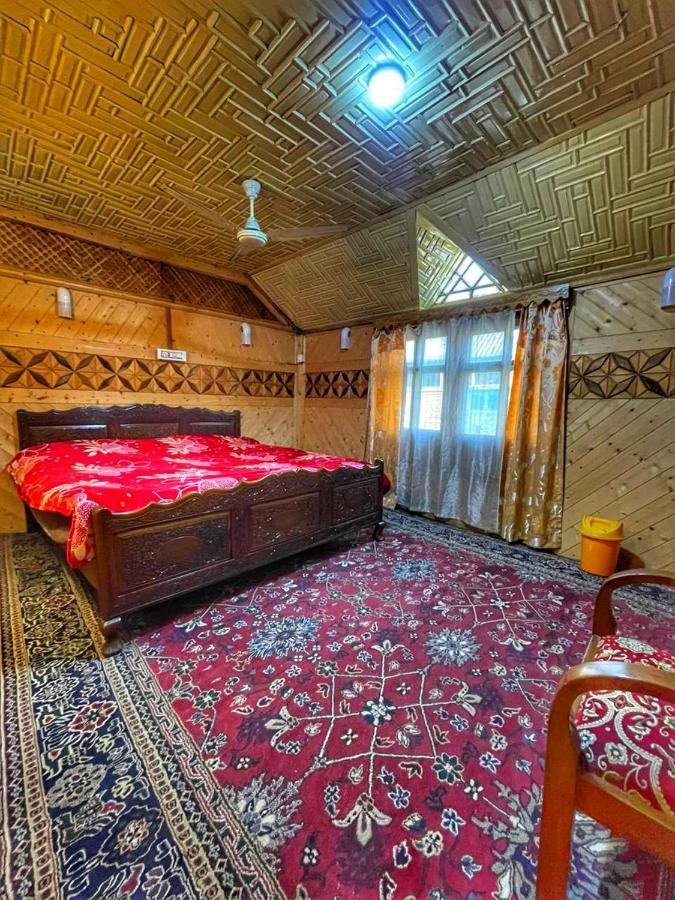 Отель Lala Rukh Group Of Houseboats Сринагар Экстерьер фото