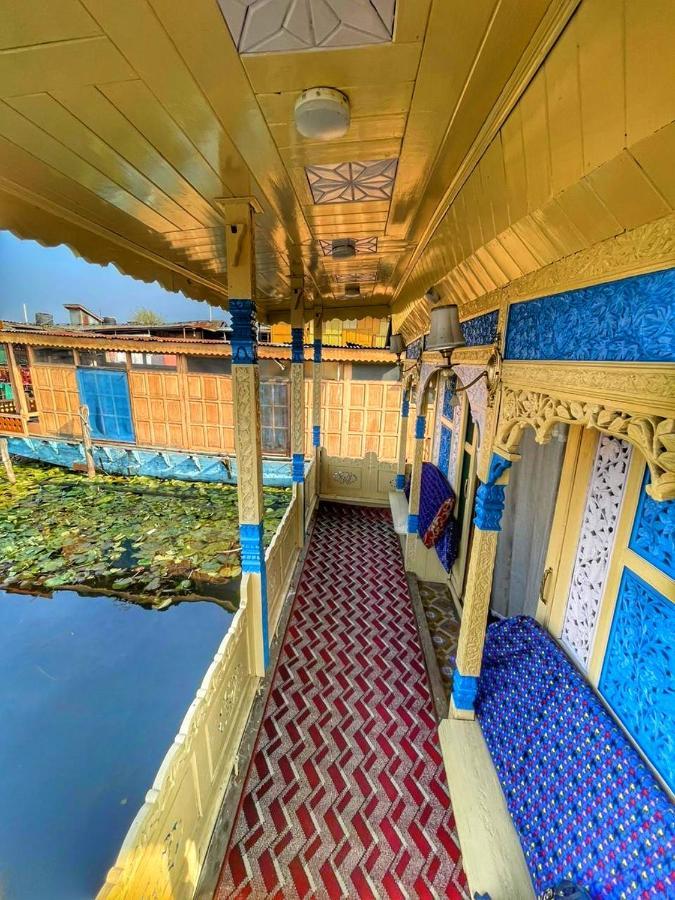 Отель Lala Rukh Group Of Houseboats Сринагар Экстерьер фото