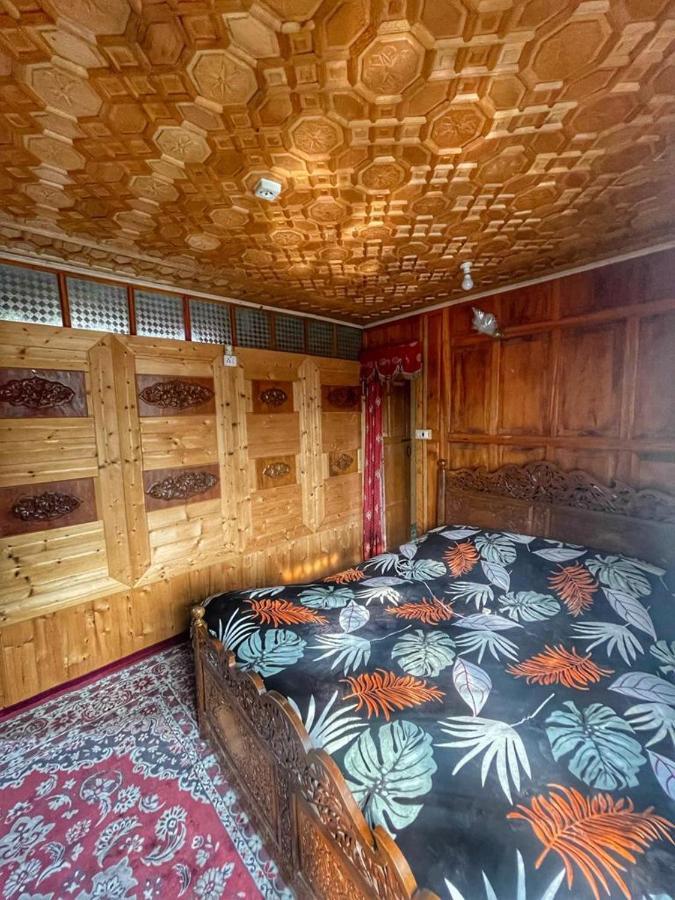 Отель Lala Rukh Group Of Houseboats Сринагар Экстерьер фото