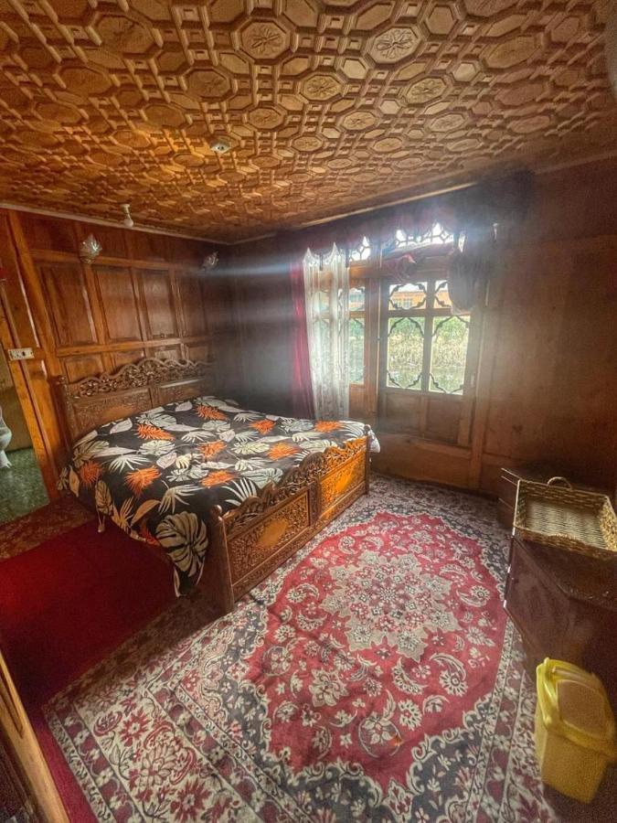 Отель Lala Rukh Group Of Houseboats Сринагар Экстерьер фото