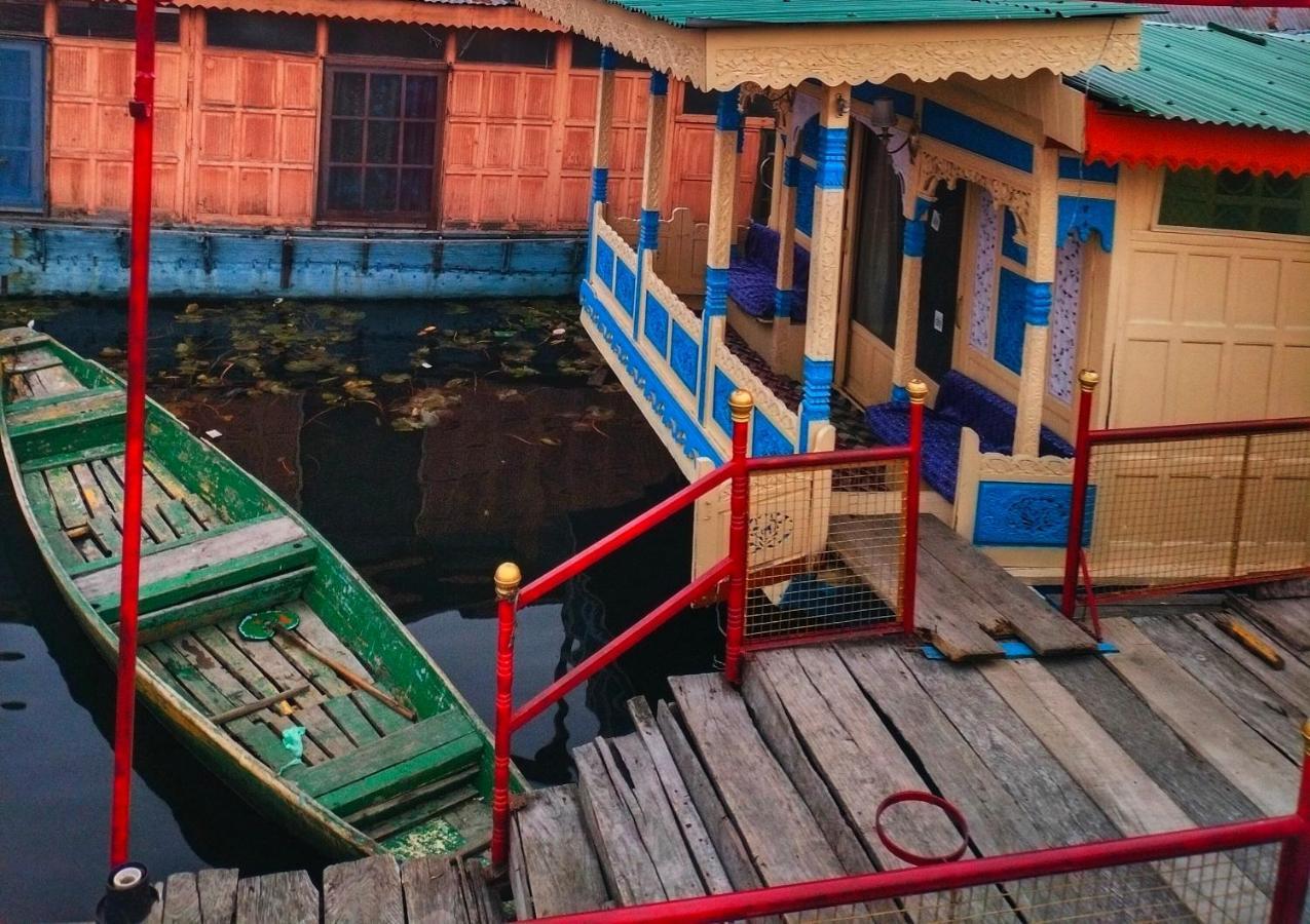 Отель Lala Rukh Group Of Houseboats Сринагар Экстерьер фото