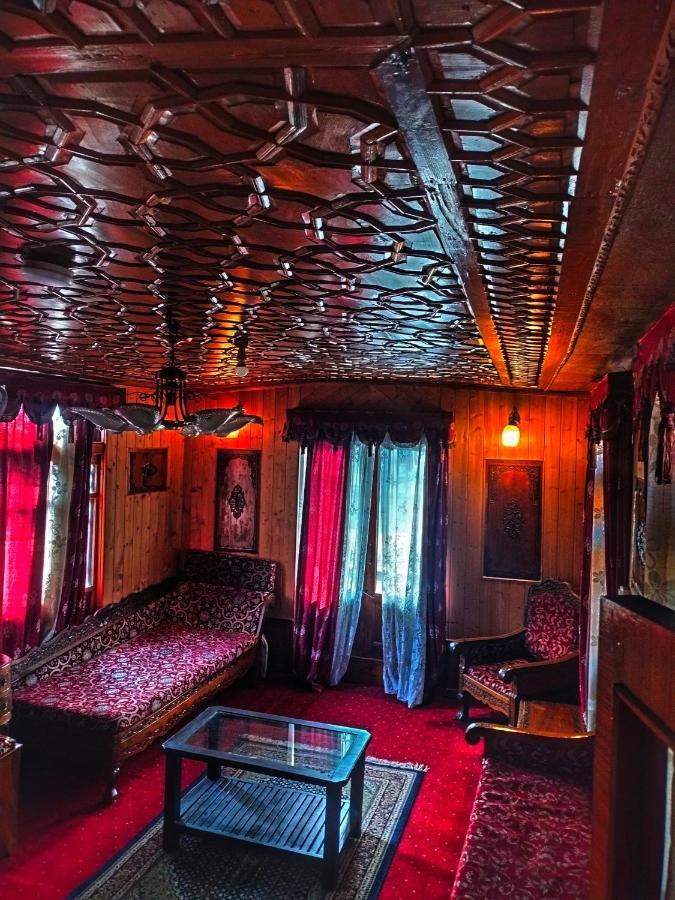 Отель Lala Rukh Group Of Houseboats Сринагар Экстерьер фото