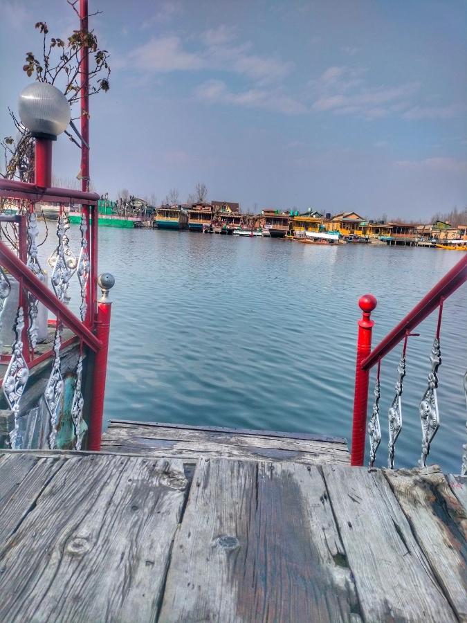 Отель Lala Rukh Group Of Houseboats Сринагар Экстерьер фото