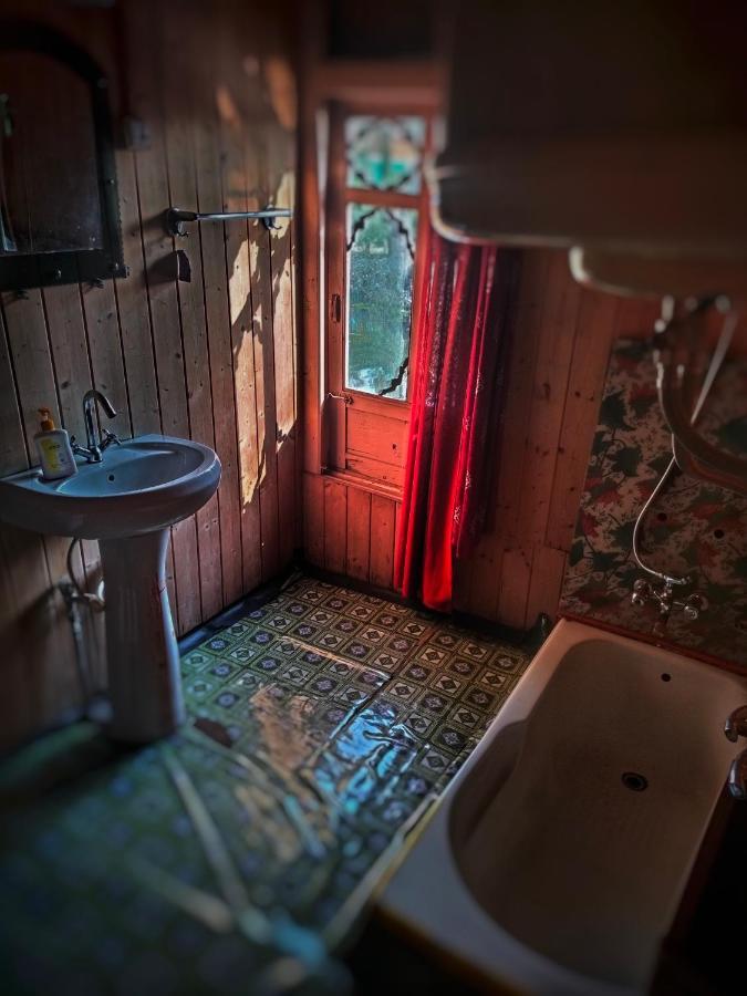Отель Lala Rukh Group Of Houseboats Сринагар Экстерьер фото