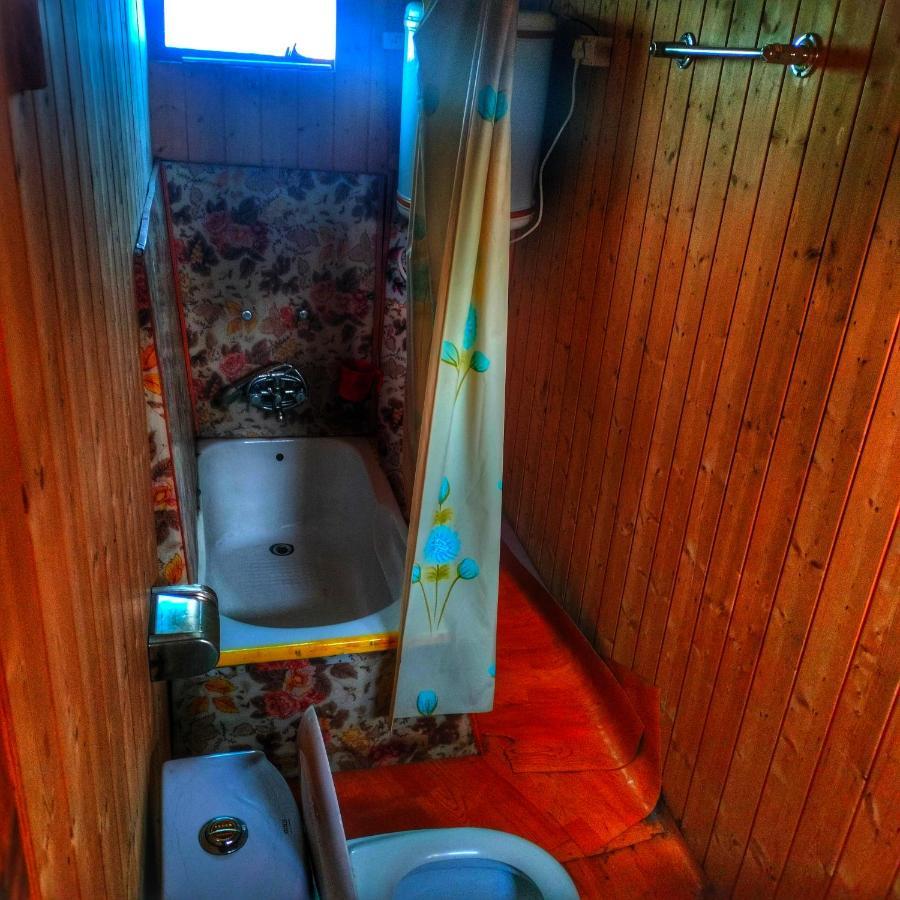 Отель Lala Rukh Group Of Houseboats Сринагар Экстерьер фото