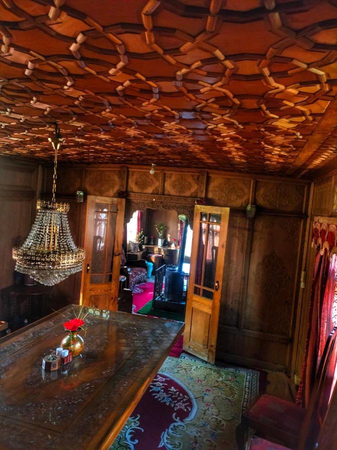 Отель Lala Rukh Group Of Houseboats Сринагар Экстерьер фото