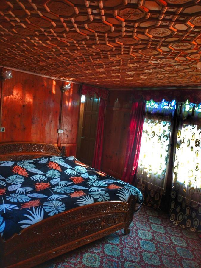 Отель Lala Rukh Group Of Houseboats Сринагар Экстерьер фото