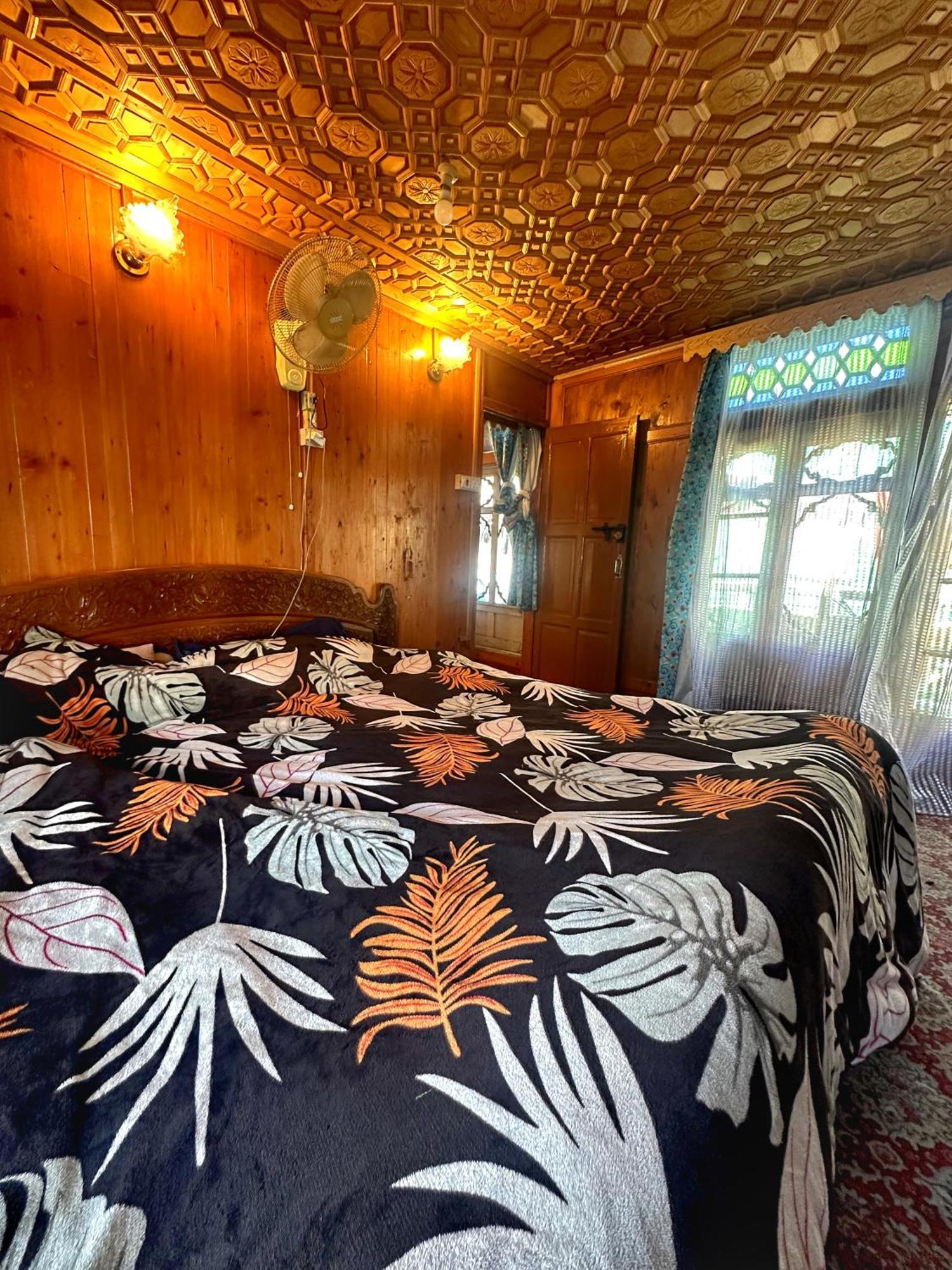 Отель Lala Rukh Group Of Houseboats Сринагар Экстерьер фото