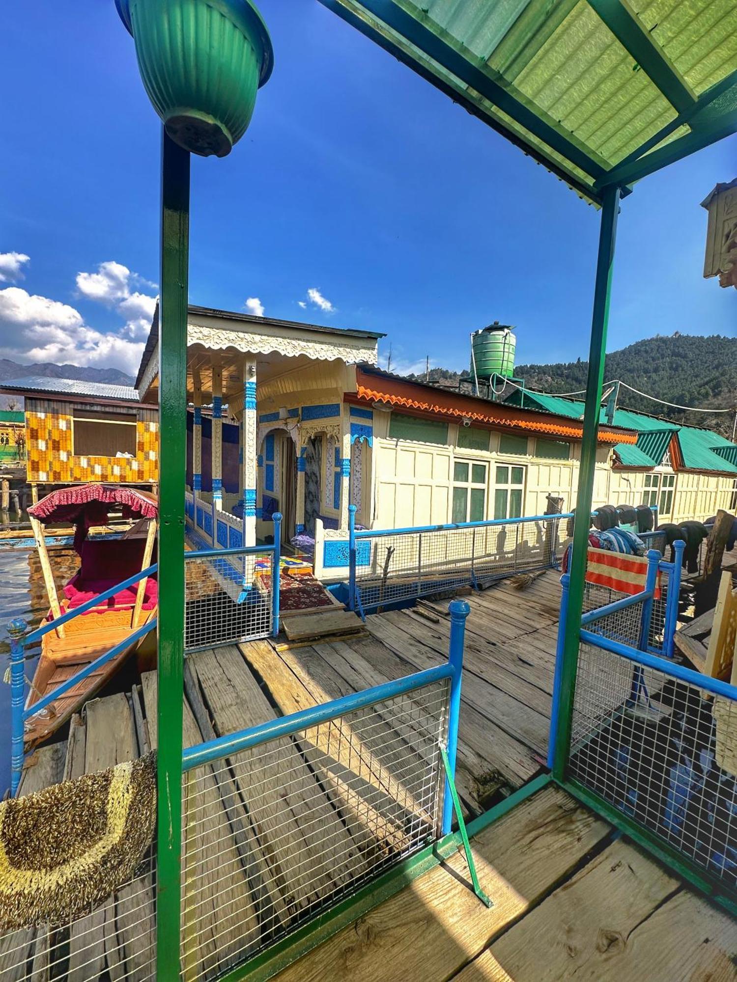Отель Lala Rukh Group Of Houseboats Сринагар Экстерьер фото