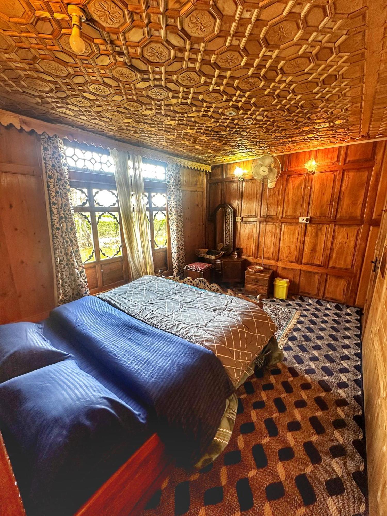 Отель Lala Rukh Group Of Houseboats Сринагар Экстерьер фото
