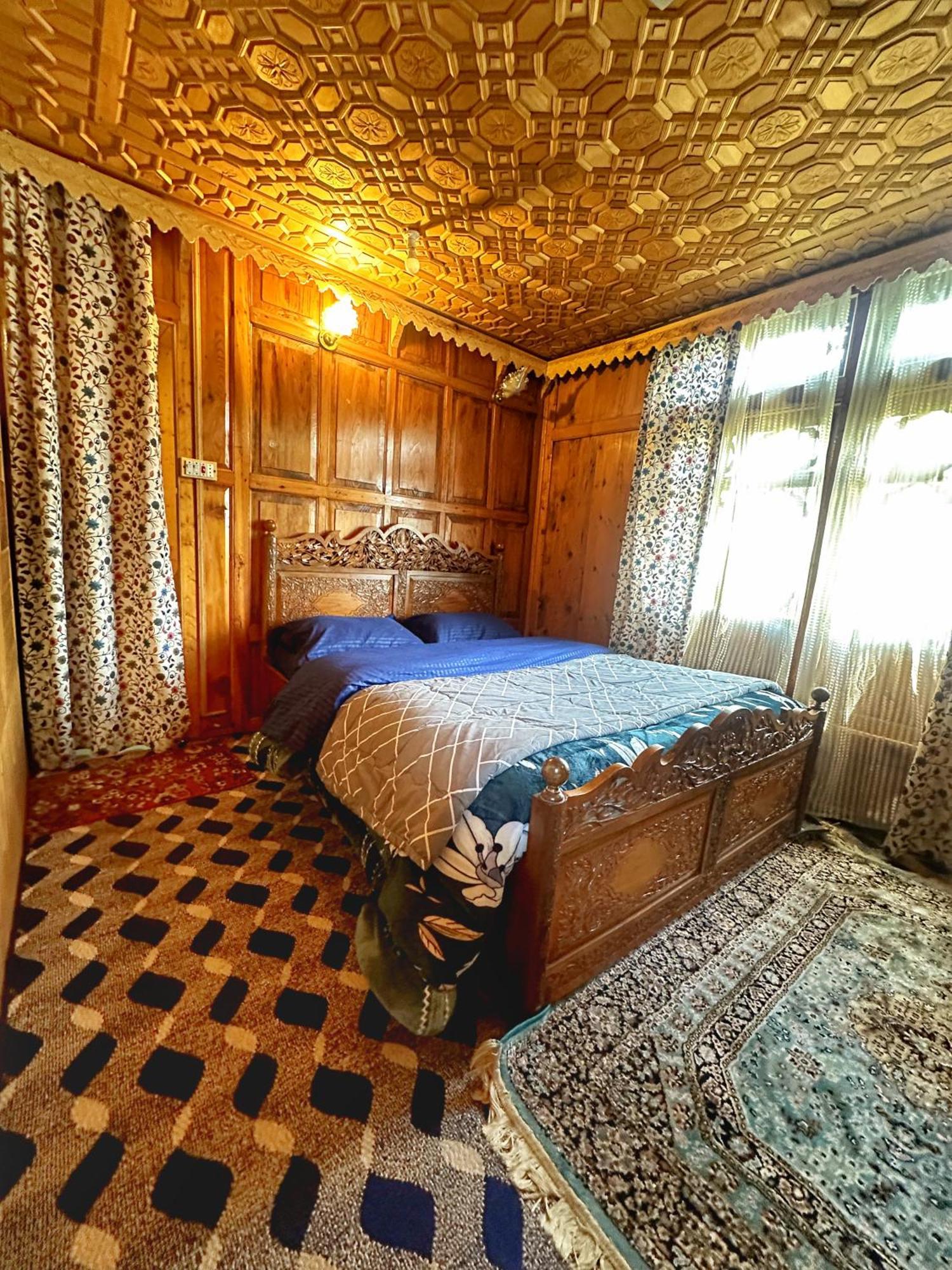 Отель Lala Rukh Group Of Houseboats Сринагар Экстерьер фото