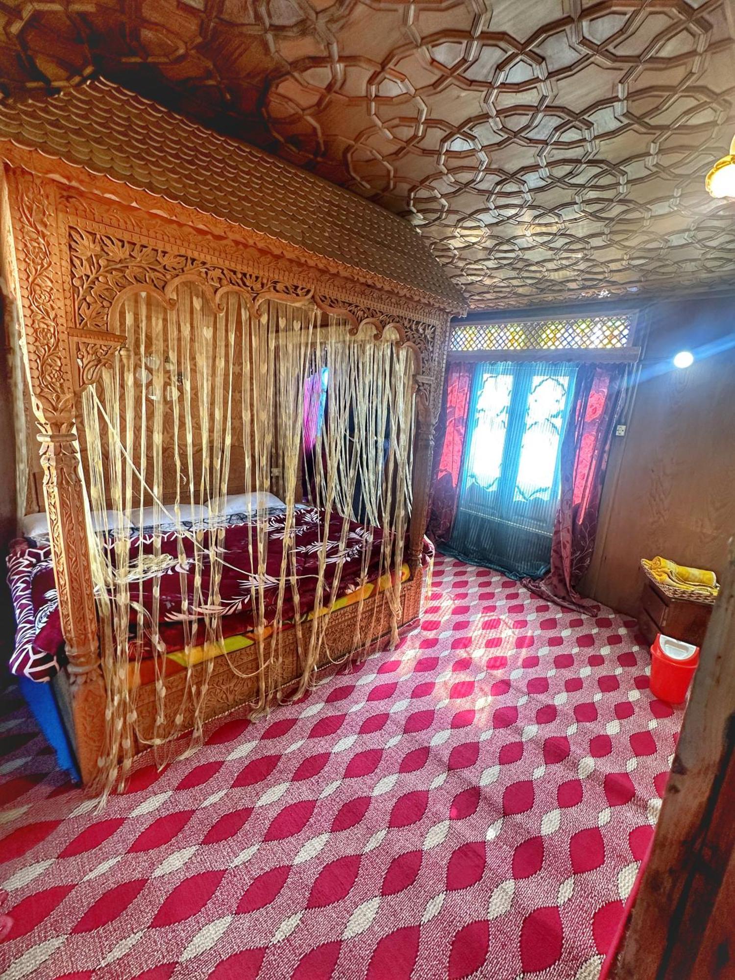 Отель Lala Rukh Group Of Houseboats Сринагар Экстерьер фото