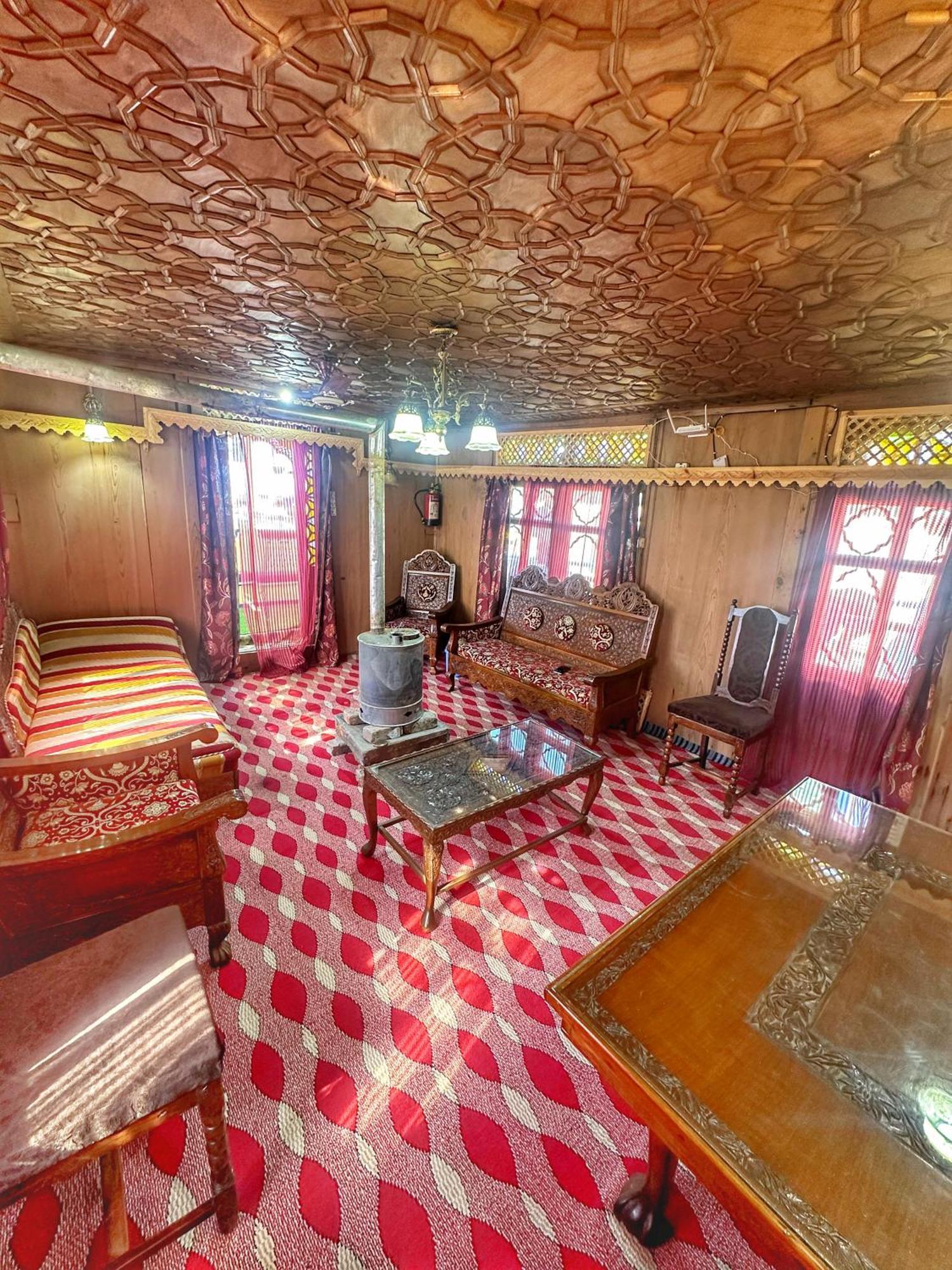 Отель Lala Rukh Group Of Houseboats Сринагар Экстерьер фото